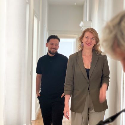 Steuerberatung glückliche Arbeitskollegen